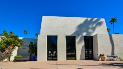 Il moderno Palazzo Municipale della città di Scottsdale, Arizona  - © jejim / Shutterstock.com