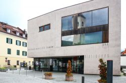 Il moderno Palazzo Municipale di San Lorenzo di Sebato, Val Pusteria, Trentino Alto Adige  - © laura zamboni / Shutterstock.com