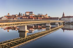 Il moderno ponte che attraversa il fiume Drava nella città di Ptuj, Slovenia. Questo fiume lungo circa 700 km è un affluente del Danubio  - © Cortyn / Shutterstock.com ...