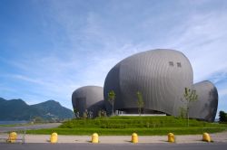 Il moderno Teatro Maggiore di Verbania, Piemonte. Progettata dall'architetto spagnolo Arroyo, questa costruzione ospita al suo interno due grandi sale mentre all'esterno si trova un'arena ...