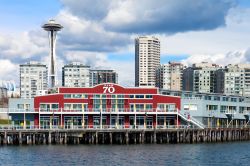 Il Molo 70 di Seattle con lo Space Needle sullo sfondo visto da Elliot Bay, stato di Washington (USA).
