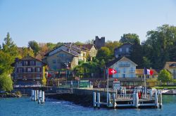 Il molo del piccolo porto di Yvoire, cittadina fracncese affacciata sul Lago Lemano (o Lago di Ginevra.