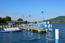 Il molo del porticciolo di Iseo, dove attraccano le imbarcazioni che solcano il Lago d'Iseo - foto © Sergio Monti Photography / Shutterstock.com