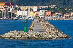 Il molo del porto di Carloforte in Sardegna, isola di San Pietro