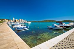 Il molo della cittadina costiera di Pirovac in estate, Croazia. Pirovac si trova nell'omonima baia tra Sebenico e Zara.
