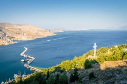 Il molo dell'isola di Kalymnos, Dodecaneso, visto dall'alto, con le barche ormeggiate - © Tom Jastram / Shutterstock.com