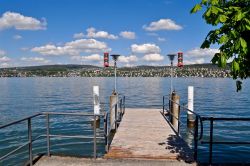 Il molo di Kilchberg sul lago di Zurigo in Svizzera