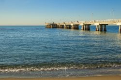 Il molo di Marina di Carrara e il mare limpido della Versilia, nord della Toscana