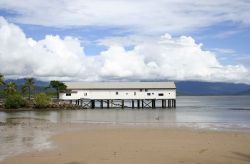 Il molo di Port Douglas verso il Daintree Range Park, Queensland, Australia.




