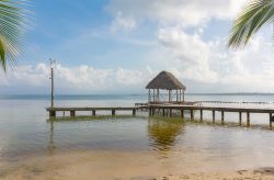 Il molo sulla spiaggia di Boca del Drago fotografato di sera nell'arcipelago Bocas del Toro, Panama. Questa spiaggia è famosa per l'alto numero di stelle marine.



