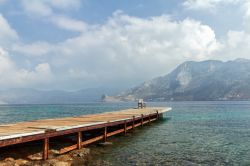 Il molo sull'isola di Telendos (Dodecaneso): da qui si può ammirare l'isola di Kalymnos.
