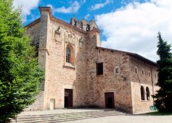 Il monastero della Santa Trinità a Onati, Paesi Baschi, Spagna. Da notare le belle decorazioni che impreziosiscono la facciata dell'edificio religioso.



