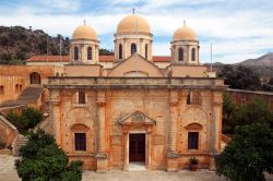 Il monastero di Agia Triada a Chania, isola di Creta. Fondato nel XVII° secolo, riesce ad ospitare centinaia di monaci e nonostante il trascorrere degli anni rimane sempre di una bellezza ...
