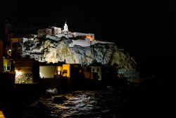 Il monastero di Panagia Spiliani a Mandraki, isola di Nisyros, Grecia. Un tratto di costa mediterranea illuminata di sera - © Tom Jastram / Shutterstock.com