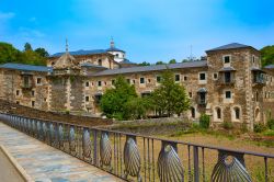 Il monastero di Samos lungo il Cammino di Santiago, Lugo, Galizia. Questo monastero costruito nel VI° secolo è oggi un centro spirituale. Da non perdere è il chiostro di Feijoo ...
