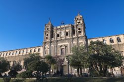 Il monastero di Santa Lucia a Adrano, Sicilia. Questo complesso architettonico dedicato a Santa Lucia venne eretto nel 1596; il primitivo edificio di culto fu costruito già nel 1150 su ...