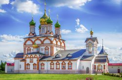 Il monastero di St. Sergius di Radonezh a Rostov-on-Don, Russia. A spiccare sono le sue belle cupole verdi.
