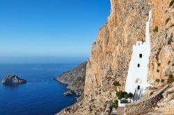 Il monastero ortodosso di Hozoviotissa sull'isola di Amorgo, Grecia. Incastonato nel fianco di una scogliera, lo si raggiunge salendo 350 scalini.



