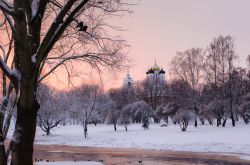 Il monastero ortodosso Troitsky (della Trinità) nel cremlino di Pskov, Russia, immerso in un paesaggio invernale.

