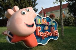 Insegna all'ingresso dell'attrazione "Il Mondo di Peppa Pig" a Leolandia