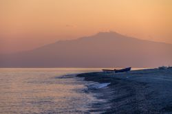 Il Monte  Etna fotografato dalla spiaggia di Bova Marina in Calabria