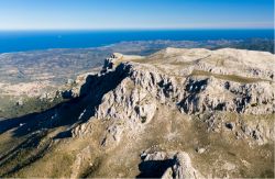 Il Monte Albo domina il paesaggio di Siniscola in Sardegna