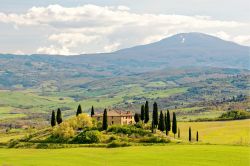 Il Monte Amiata e i colori del paesaggio della Val d'Orcia della Toscana in primavera