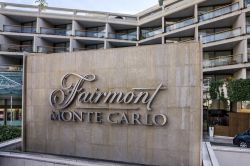 Il Monte Carlo Fairmont Hotel nel Principato di Monaco. Situato fra il casinò di Monte Carlo e il mare, questo hotel 4 stelle è uno dei più lussuosi d'Europa. E' ...