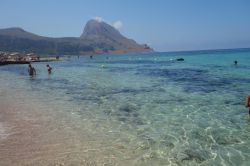 Il monte Cofano e il mare della Baia Santa Margherita in Sicilia.