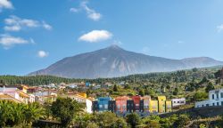 Il monte El Teide sullo sfondo della cittadina di Icod de los Vinos, provincia di Santa Cruz de Tenerife (Spagna). Le case colorate sono state costruite all'ombra del vulcano - © Andrius ...