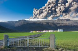 Il monte Eyjafjallajokull in eruzione, Islanda. La cenere vulcanica espulsa nell'aria ha causato diverse sospensioni di voli internazionali: nell'aprile 2010 lo spazio areo di vari aeroporti ...