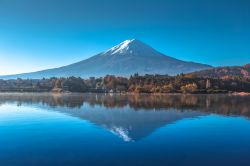 Il Monte Fuji Reflection si riflette sul lago Kawaguchiko vicino a Yamanashi in Giappone