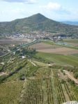 Il Monte Lozzo dei Colli Euganei e il borgo di Lozzo Atestino, provincia di Padova, in Veneto