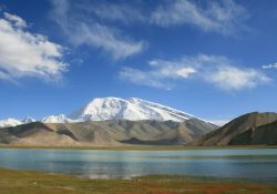 Il monte  Muztag Ata,e il lago Karaku relativamente vicino a Kashgar in Cina