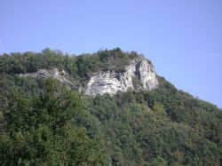 Il monte Picuz domina l'abitato di Sangiano nei pressi del Lago Maggiore in Lombardia - Wikipedia