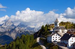 Il Monte Santo di Lussari nei dintorni di Tarvisio in Friuli Venezia Giulia, sullo sfondo il picco Mangart (2677 m.) 