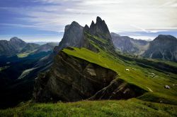 Il monte Seceda in estate, Santa Cristina, Trentino Alto Adige. Dalla sua vetta, dal 1997, parte la gara sciistica Sudtirol Gardenissima.
