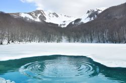 Il Monte Sirino e il lago Laudemio in Basilicata in inverno.