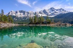 Il monte Zugspitze si riflette sul lago Eibse in Baviera, siamo nella zona di Garmisch-Partenkirchen