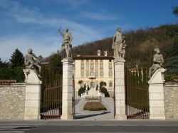 Il monumentale ingresso di Villa Terzi a Trescore Balneario in Lombardia