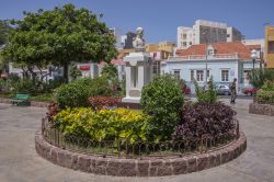 Il monumento a Bandeira sulla Praça Nova di Mindelo (Sao Vicente, Capo Verde) - © Salvador Aznar / Shutterstock.com