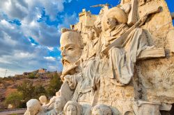 Il monumento a Cervantes vicino all'ingresso della vecchia città di Guanajuato, Messico: la scultura è dedicata a  Don Quixote, Sancho Panza e altri famosi personaggi ...