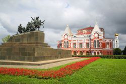 Il monumento a Chapaev e il Teatro Drammatico a Samara, Russia. Inaugurata nel 1932 in occasione dei 15 anni dalla Rivoluzione d'Ottobre, questa scultura è opera di M. Manizer. Chapaev ...