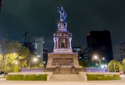 Il Monumento a Cuitlahuac lungo il Paseo de la Reforma di notte, Guanajuato, Messico. Cuitlahuac fu il capo della città azteca di Tenochtitlan durante l'epoca della conquista spagnola ...