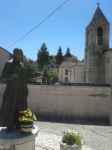 Il monumento a Don Gaetano Tantalo nella cittadina di Villavallelonga in Abruzzo