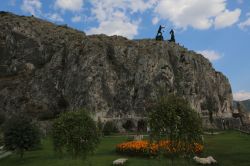 Il monumento a Farhad e Shirin a Amasya, Turchia. Si trova in cima a una collina rocciosa di Amasya, nel nord della Turchia, ed è dedicato alla tragica storia d'amore tra Farhad e ...