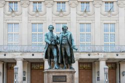 Il monumento a Goethe e Schiller davanti al Nationaltheater a Weimar, Germania.
