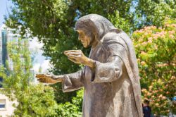 Il monumento a Madre Teresa di Calcutta in centro a Tirana, Albania. La religiosa nacque nel 1910 a Skopje nella Macedonia del Nord - © Tomasz Wozniak / Shutterstock.com