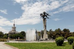 Il monumento a Manas il Grande a Bishkek (Kirghizistan) dedicata all'eroe dell'epopea considerata il poema epico del popolo kirghiso - © Kalpak Travel, CC BY-SA 4.0, Wikipedia ...