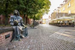 Il monumento a Niccolò Copernico nel centro di Olsztyn, Polonia. Fra gli abitanti più noti del castello cittadino, Copernico realizzò proprio qui alcuni modelli degli strumenti ...